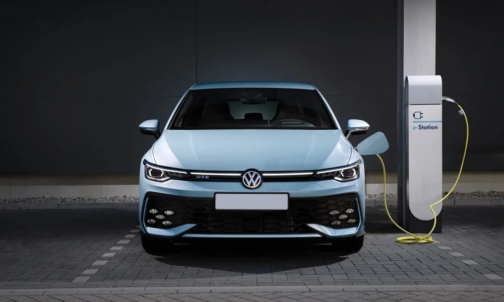Фото Volkswagen Golf (2024) — вид спереди, фото 10. Кузов в синем цвете: рисунок оптики и решётки задаёт узнаваемое «лицо» модели. Дневные ходовые огни включаются автоматически с запуском Volkswagen Golf (2024) — вид спереди, фото 10