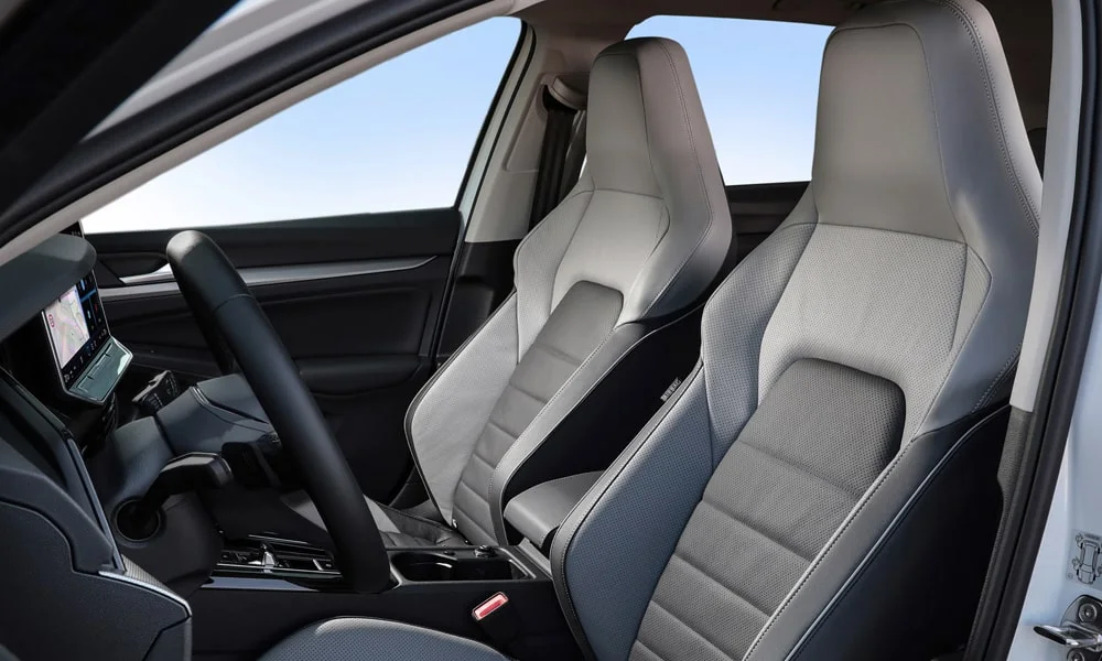 Фото Volkswagen Golf (2024) — передние сиденья. Профиль кресел: боковая поддержка и подголовники Volkswagen Golf (2024) — передние сиденья