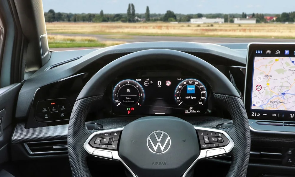 Фото Volkswagen Golf (2024) — приборная панель. Экран приборов за рулём — вся ходовая информация перед глазами. Запас хода и расход выводятся крупно — главные цифры ежедневных поездок Volkswagen Golf (2024) — приборная панель