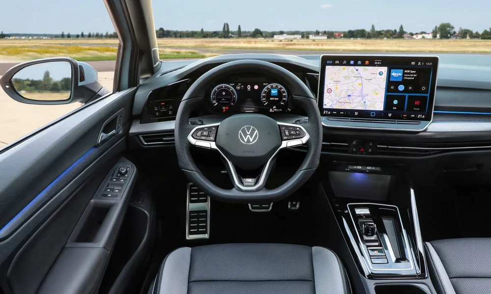 Фото Volkswagen Golf (2024) — интерьер. Общий план салона: архитектура панели, консоль и кресла Volkswagen Golf (2024) — интерьер