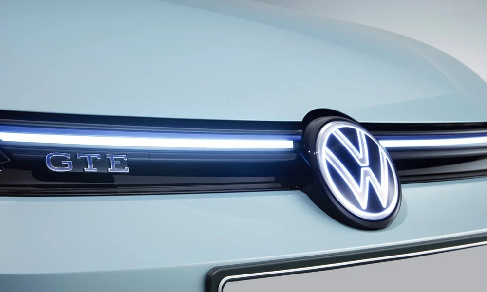 Фото Volkswagen Golf (2024) — интерьер, фото 2. Общий план салона: архитектура панели, консоль и кресла. Светлая гамма зрительно расширяет салон, тёмная — практичнее в уходе Volkswagen Golf (2024) — интерьер, фото 2