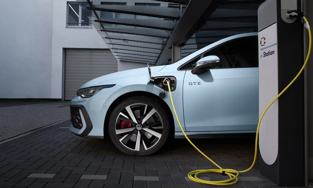 Фото Volkswagen Golf (2024) — интерьер, фото 3. Общий план салона: архитектура панели, консоль и кресла. Светлая гамма зрительно расширяет салон, тёмная — практичнее в уходе Volkswagen Golf (2024) — интерьер, фото 3