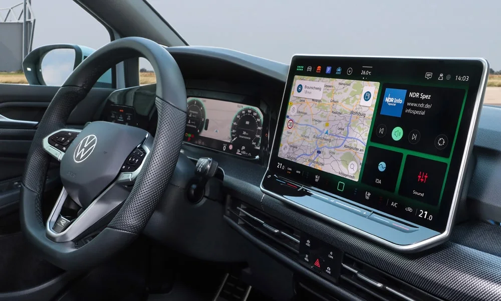 Фото Volkswagen Golf (2024) — экран мультимедиа. Интерфейс медиасистемы крупным планом. Поддержка смартфонов и обновления «по воздуху» — ключевые вопросы к медиасистеме; наличие русификации уточняйте у дилера Volkswagen Golf (2024) — экран мультимедиа