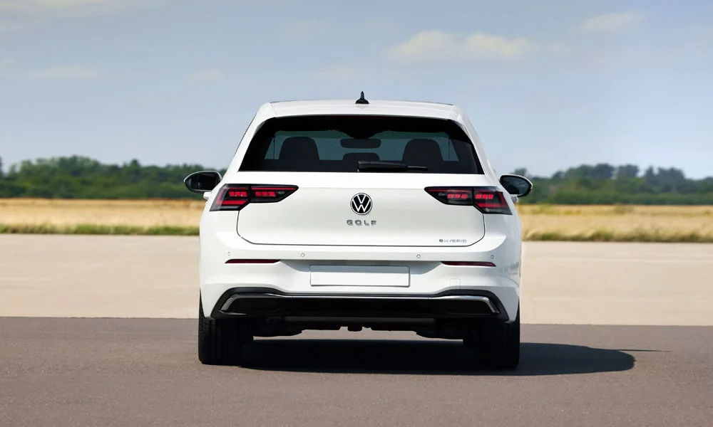 Фото Volkswagen Golf (2024) — вид сзади, фото 3. Белый кузов сзади — фонари и бампер определяют ночной образ модели. Светодиодная полоса или раздельные секции — задняя оптика стала главным украшением кормы Volkswagen Golf (2024) — вид сзади, фото 3