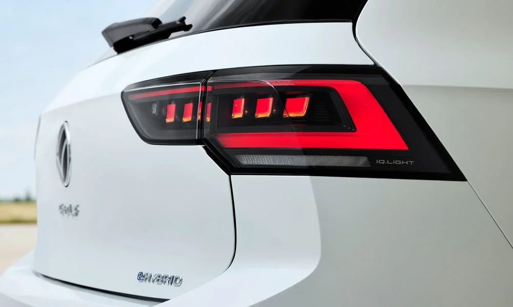 Фото Volkswagen Golf (2024) — вид сзади, фото 4. Корма в белом цвете: графика фонарей и пластика пятой двери. Светодиодная полоса или раздельные секции — задняя оптика стала главным украшением кормы Volkswagen Golf (2024) — вид сзади, фото 4