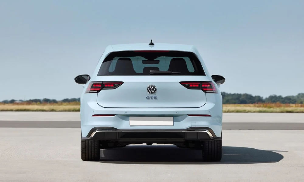 Фото Volkswagen Golf (2024) — вид сзади, фото 5. Графика фонарей, бампер и оформление пятой двери. Светодиодная полоса или раздельные секции — задняя оптика стала главным украшением кормы Volkswagen Golf (2024) — вид сзади, фото 5