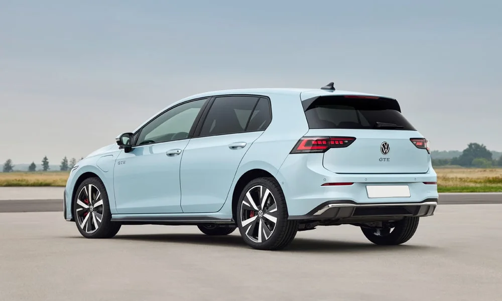 Фото Volkswagen Golf (2024) — вид сзади, фото 6. Графика фонарей, бампер и оформление пятой двери. Насадки выхлопа или их имитация внизу бампера различают версии Volkswagen Golf (2024) — вид сзади, фото 6