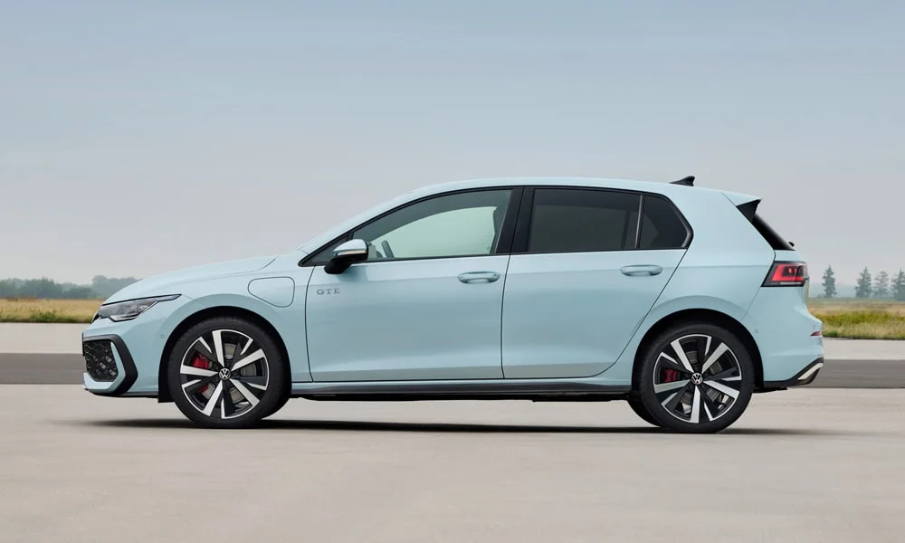 Фото Volkswagen Golf (2024) — вид сбоку, фото 3. Профиль кузова: колёсная база, свесы и линия остекления. Хромированные или чёрные молдинги окон отличают комплектации Volkswagen Golf (2024) — вид сбоку, фото 3