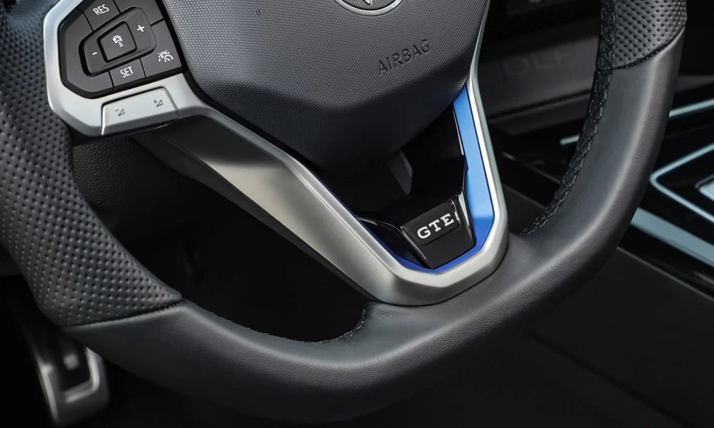 Фото Volkswagen Golf (2024) — руль. Обшивка обода и компоновка спиц крупным планом Volkswagen Golf (2024) — руль
