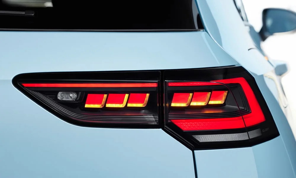 Фото Volkswagen Golf (2024) — задние фонари. Графика секций крупным планом — ночная подпись модели Volkswagen Golf (2024) — задние фонари