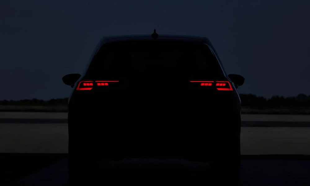Фото Volkswagen Golf (2024) — задние фонари, фото 2. Рассеиватель фонаря вблизи: компоновка секций габарита, стопа и поворотника. Динамические поворотники с бегущей индикацией встречаются в старших комплектациях Volkswagen Golf (2024) — задние фонари, фото 2