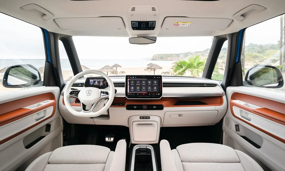 Фото Volkswagen ID Buzz (2024) — передняя панель. Панель в светло-серой отделке — видна компоновка экранов и органов управления. Мягкие материалы верхнего яруса и вставки задают уровень интерьера Volkswagen ID Buzz (2024) — передняя панель