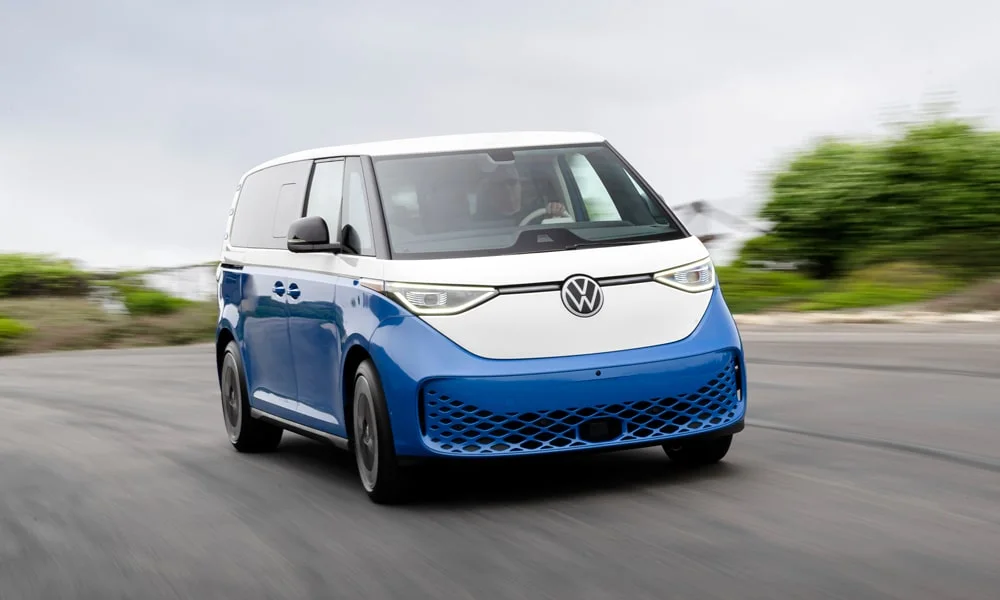 Фото Volkswagen ID Buzz (2024) — вид спереди, фото 7. Анфас: пропорции капота, посадка кузова и графика ходовых огней. Рисунок ходовых огней — подпись модели, по нему её узнают в потоке Volkswagen ID Buzz (2024) — вид спереди, фото 7