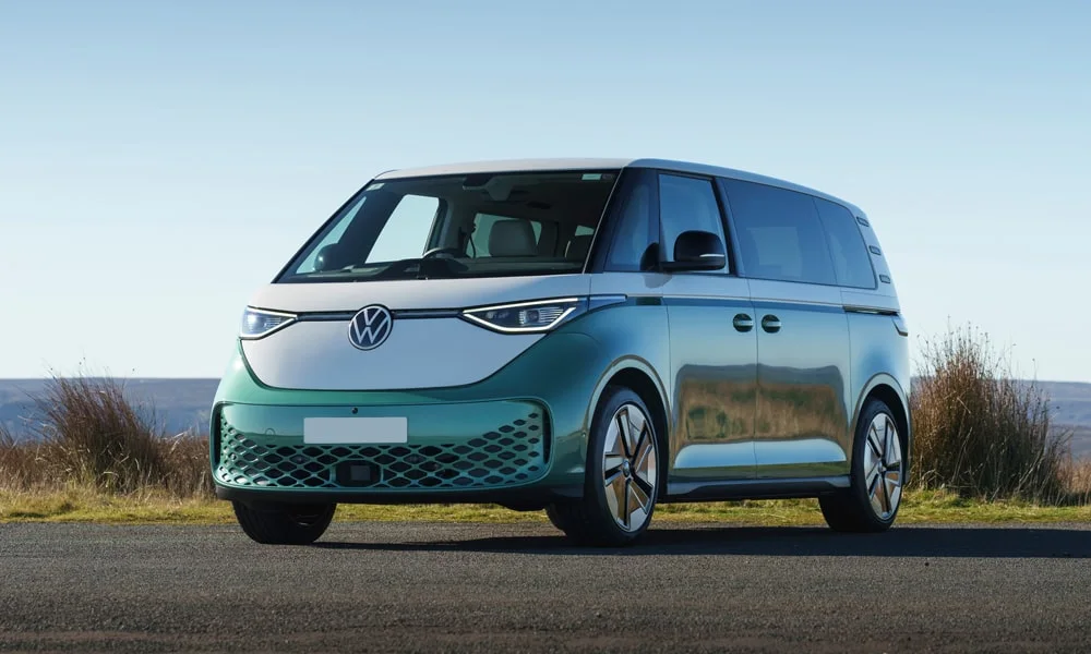 Фото Volkswagen ID Buzz (2024) — вид спереди, фото 9. Зелёный кузов, строгая симметрия оптики — базовый ракурс знакомства с дизайном. Дневные ходовые огни включаются автоматически с запуском Volkswagen ID Buzz (2024) — вид спереди, фото 9
