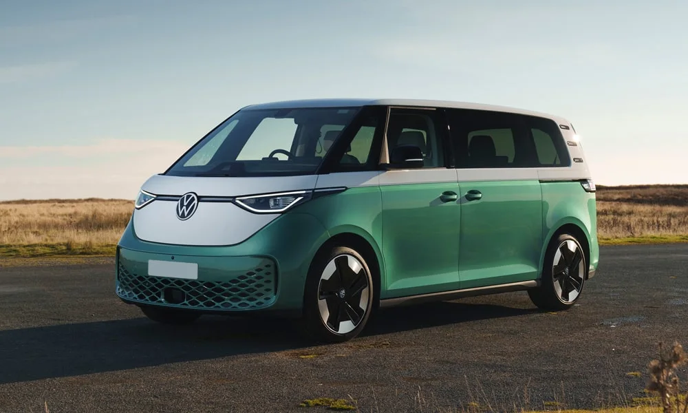 Фото Volkswagen ID Buzz (2024) — вид спереди, фото 10. Передок в зелёном исполнении — крупная светотехника и выразительный бампер. Рисунок ходовых огней — подпись модели, по нему её узнают в потоке Volkswagen ID Buzz (2024) — вид спереди, фото 10
