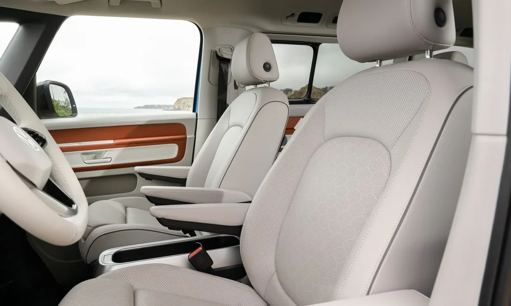 Фото Volkswagen ID Buzz (2024) — передние сиденья. Профиль кресел: боковая поддержка и подголовники. Выраженная боковая поддержка держит в поворотах Volkswagen ID Buzz (2024) — передние сиденья