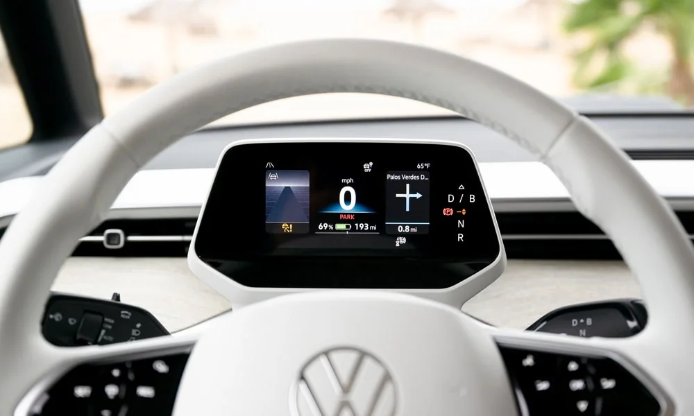 Фото Volkswagen ID Buzz (2024) — приборная панель. Скорость, запас хода и подсказки ассистентов перед глазами. Запас хода и расход выводятся крупно — главные цифры ежедневных поездок Volkswagen ID Buzz (2024) — приборная панель