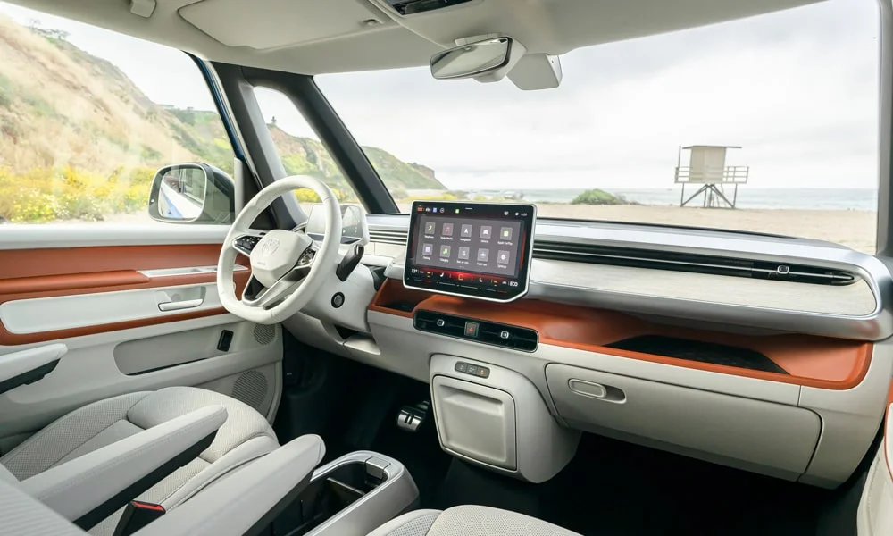 Фото Volkswagen ID Buzz (2024) — экран мультимедиа. Вертикальный экран мультимедиа — карты и списки помещаются целиком. Поддержка смартфонов и обновления «по воздуху» — ключевые вопросы к медиасистеме; наличие русификации уточняйте у дилера Volkswagen ID Buzz (2024) — экран мультимедиа