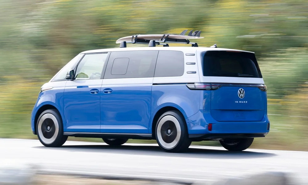 Фото Volkswagen ID Buzz (2024) — вид сзади, фото 2. Графика фонарей, бампер и оформление пятой двери. Насадки выхлопа или их имитация внизу бампера различают версии Volkswagen ID Buzz (2024) — вид сзади, фото 2