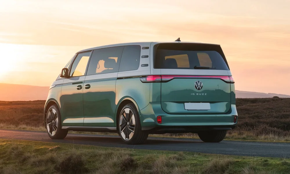 Фото Volkswagen ID Buzz (2024) — вид сзади, фото 4. Графика фонарей, бампер и оформление пятой двери Volkswagen ID Buzz (2024) — вид сзади, фото 4