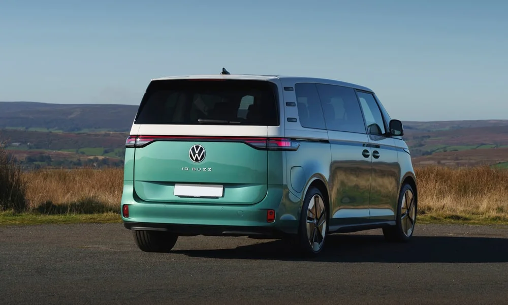 Фото Volkswagen ID Buzz (2024) — вид сзади, фото 5. Графика фонарей, бампер и оформление пятой двери. Светодиодная полоса или раздельные секции — задняя оптика стала главным украшением кормы Volkswagen ID Buzz (2024) — вид сзади, фото 5