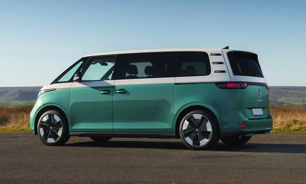 Фото Volkswagen ID Buzz (2024) — вид сзади, фото 6. Зелёный кузов сзади — фонари и бампер определяют ночной образ модели. Насадки выхлопа или их имитация внизу бампера различают версии Volkswagen ID Buzz (2024) — вид сзади, фото 6
