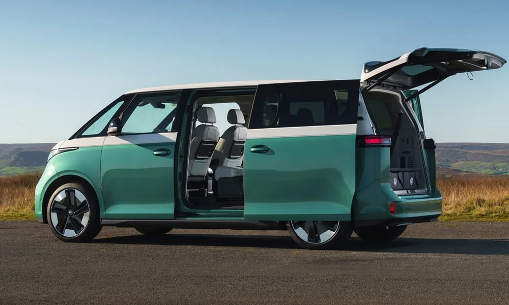 Фото Volkswagen ID Buzz (2024) — вид сзади, фото 7. Графика фонарей, бампер и оформление пятой двери. Насадки выхлопа или их имитация внизу бампера различают версии Volkswagen ID Buzz (2024) — вид сзади, фото 7