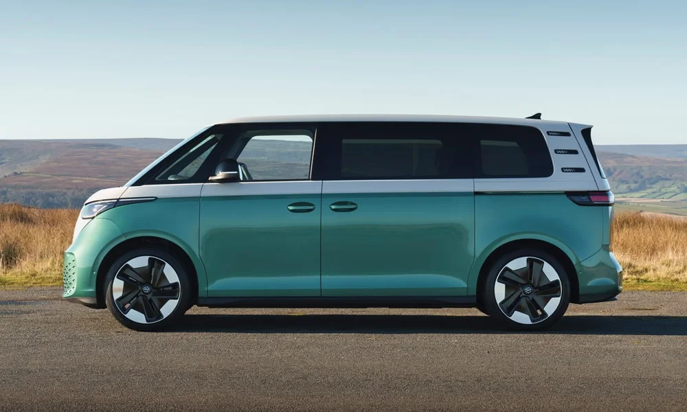 Фото Volkswagen ID Buzz (2024) — вид сбоку. Профиль кузова: колёсная база, свесы и линия остекления. Длинная база — простор второго ряда; короткие свесы упрощают парковку Volkswagen ID Buzz (2024) — вид сбоку