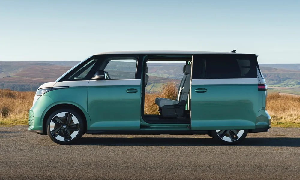 Фото Volkswagen ID Buzz (2024) — вид сбоку, фото 2. Профиль в зелёном цвете: соотношение колёсной базы и свесов Volkswagen ID Buzz (2024) — вид сбоку, фото 2
