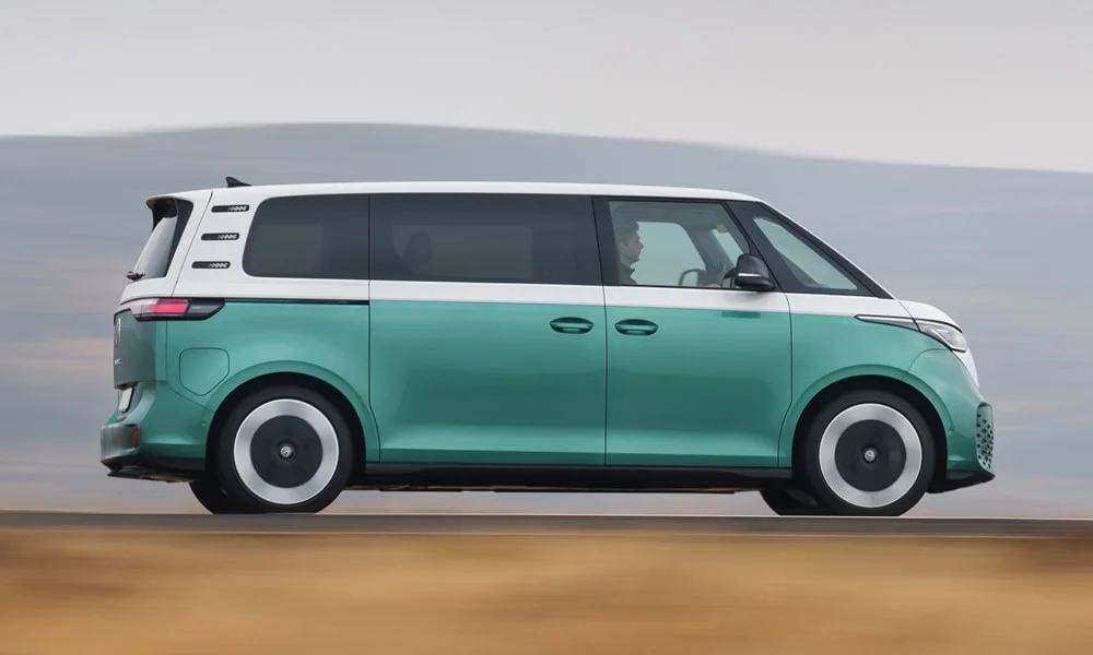 Фото Volkswagen ID Buzz (2024) — вид сбоку, фото 5. Зелёный кузов в профиль — пропорции, высота посадки и дизайн дисков Volkswagen ID Buzz (2024) — вид сбоку, фото 5