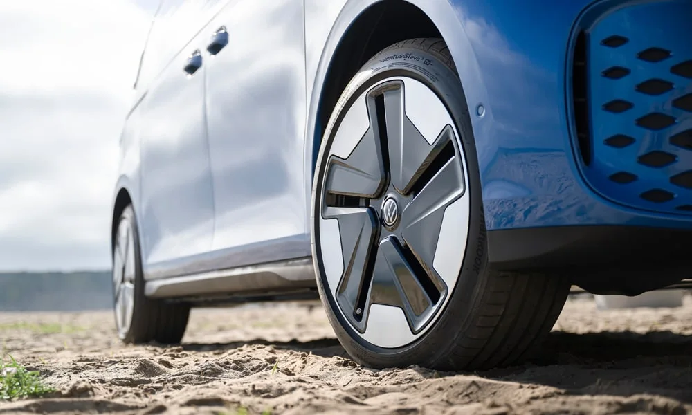 Фото Volkswagen ID Buzz (2024) — колесо и диск. Дизайн спиц и профиль резины крупным планом. При подборе зимнего комплекта сохраняйте наружный диаметр колеса Volkswagen ID Buzz (2024) — колесо и диск