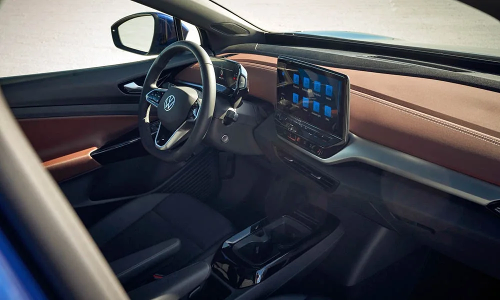 Фото Volkswagen ID 4 — передняя панель, фото 2. Панель в тёмно-синей отделке — видна компоновка экранов и органов управления Volkswagen ID 4 — передняя панель, фото 2