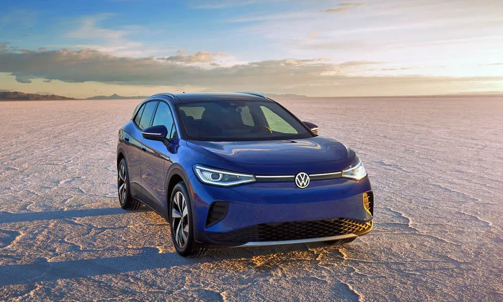 Фото Volkswagen ID 4 — вид спереди, фото 7. Анфас: пропорции капота, посадка кузова и графика ходовых огней. Дневные ходовые огни включаются автоматически с запуском Volkswagen ID 4 — вид спереди, фото 7