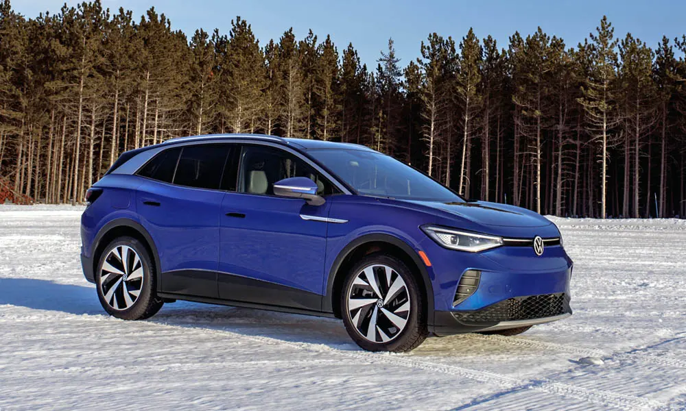 Фото Volkswagen ID 4 — вид спереди, фото 8. Анфас: пропорции капота, посадка кузова и графика ходовых огней. Дневные ходовые огни включаются автоматически с запуском Volkswagen ID 4 — вид спереди, фото 8