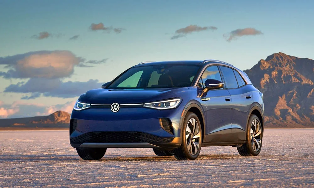 Фото Volkswagen ID 4 — вид спереди, фото 9. Кузов в синем цвете: рисунок оптики и решётки задаёт узнаваемое «лицо» модели Volkswagen ID 4 — вид спереди, фото 9