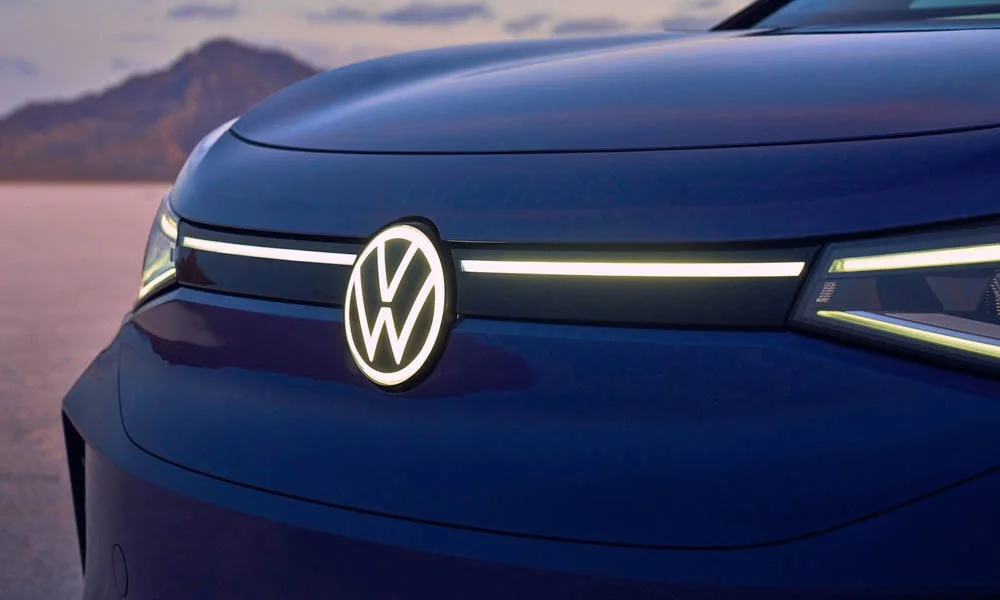 Фото Volkswagen ID 4 — вид спереди, фото 10. Синий кузов, строгая симметрия оптики — базовый ракурс знакомства с дизайном Volkswagen ID 4 — вид спереди, фото 10