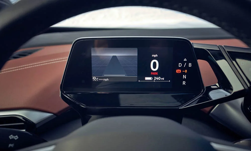 Фото Volkswagen ID 4 — приборная панель. Скорость, запас хода и подсказки ассистентов перед глазами. Запас хода и расход выводятся крупно — главные цифры ежедневных поездок Volkswagen ID 4 — приборная панель