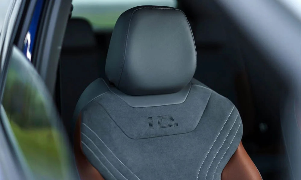 Фото Volkswagen ID 4 — интерьер. Общий план салона: архитектура панели, консоль и кресла. Светлая гамма зрительно расширяет салон, тёмная — практичнее в уходе Volkswagen ID 4 — интерьер