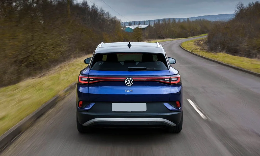 Фото Volkswagen ID 4 — вид сзади, фото 3. Линия крыши, стойки и задняя дверь в синем исполнении Volkswagen ID 4 — вид сзади, фото 3