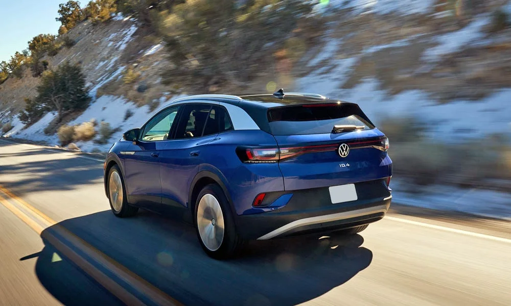 Фото Volkswagen ID 4 — вид сзади, фото 5. Линия крыши, стойки и задняя дверь в синем исполнении Volkswagen ID 4 — вид сзади, фото 5