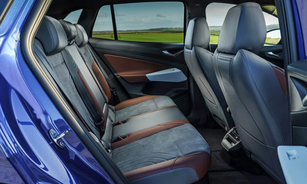 Фото Volkswagen ID 4 — задние сиденья. Посадка второго ряда: подголовники и подлокотник. Крепления ISOFIX для детских кресел — в основании спинки Volkswagen ID 4 — задние сиденья
