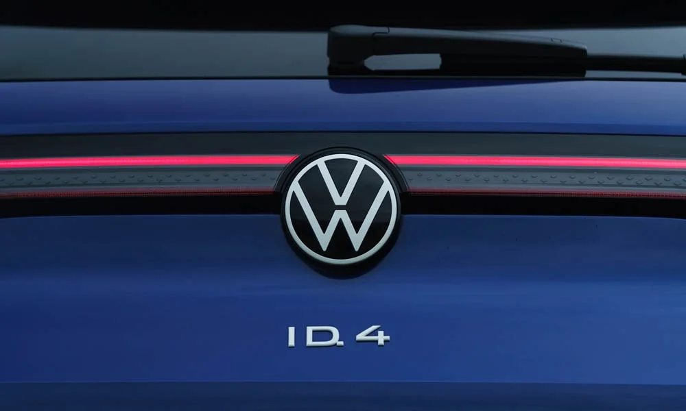 Фото Volkswagen ID 4 — крыша. Линия крыши и панорамное остекление с высоты. Панорамное стекло зрительно увеличивает салон; шторка спасает в жару Volkswagen ID 4 — крыша