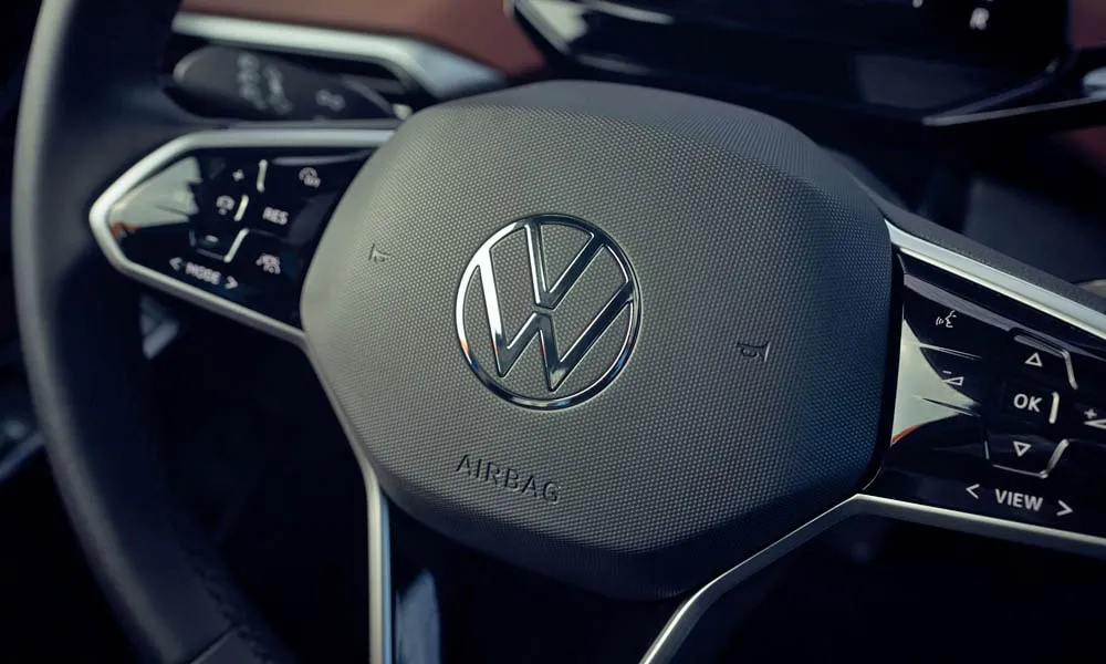 Фото Volkswagen ID 4 — руль. Обшивка обода и компоновка спиц крупным планом. Обогрев обода — опция, которую оценят зимой Volkswagen ID 4 — руль