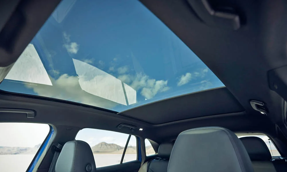 Фото Volkswagen ID 4 — панорамная крыша. Остекление крыши изнутри: света в салоне заметно больше. Шторка с электроприводом закрывает стекло в жару Volkswagen ID 4 — панорамная крыша
