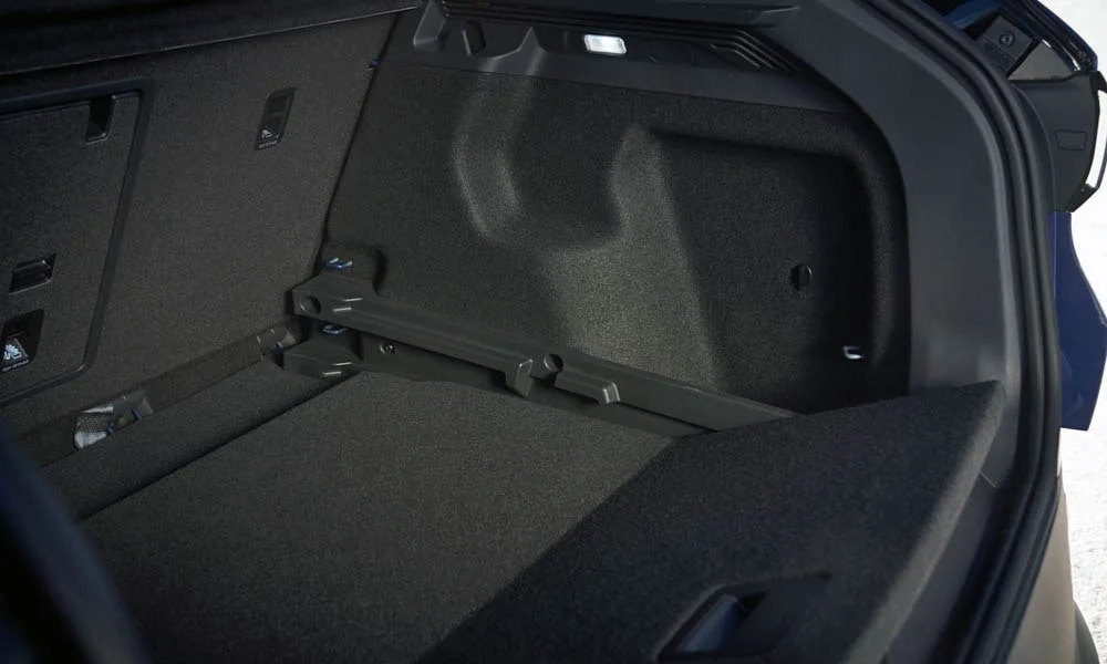 Фото Volkswagen ID 4 — багажник. Грузовой отсек с открытой дверью: погрузочная высота и ширина проёма. Электропривод двери с датчиком под бампером — руки заняты, багажник открыт Volkswagen ID 4 — багажник