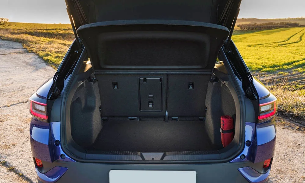 Фото Volkswagen ID 4 — багажник, фото 2. Форма проёма, ровный пол и организация пространства. Спинки второго ряда складываются и расширяют отсек под длинные грузы Volkswagen ID 4 — багажник, фото 2