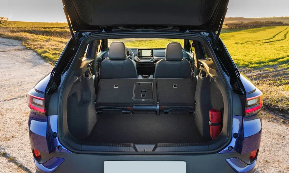 Фото Volkswagen ID 4 — багажник, фото 3. Форма проёма, ровный пол и организация пространства. Спинки второго ряда складываются и расширяют отсек под длинные грузы Volkswagen ID 4 — багажник, фото 3