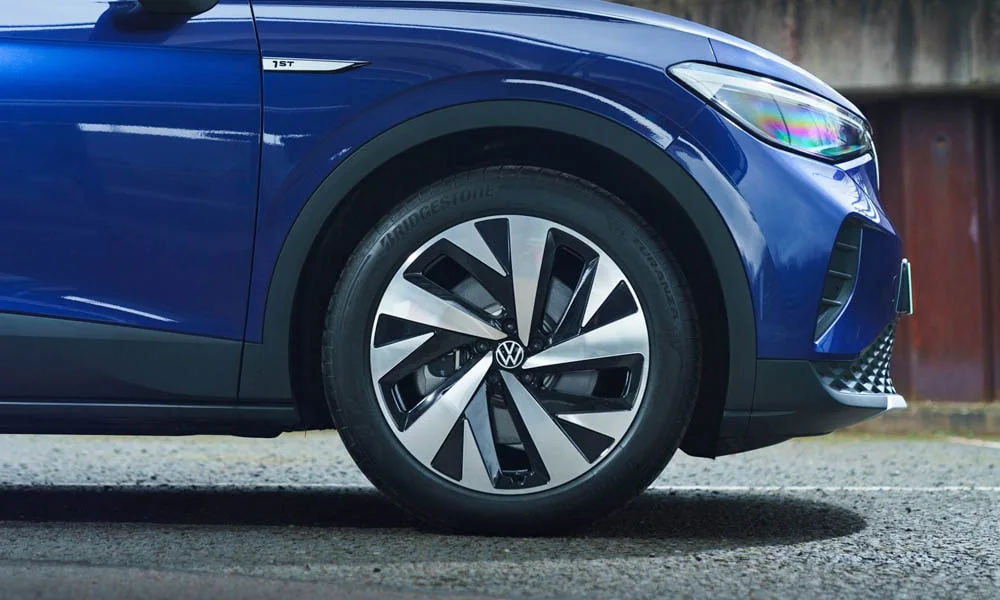 Фото Volkswagen ID 4 — колесо и диск. Дизайн спиц и профиль резины крупным планом. При подборе зимнего комплекта сохраняйте наружный диаметр колеса Volkswagen ID 4 — колесо и диск