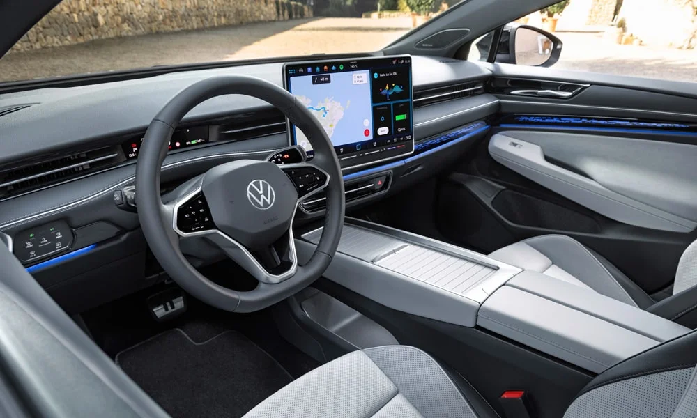 Фото Volkswagen ID 7 Tourer (2024) — передняя панель. Передняя панель в светло-серой отделке: расположение экранов и дефлекторов Volkswagen ID 7 Tourer (2024) — передняя панель