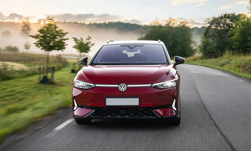 Фото Volkswagen ID 7 Tourer (2024) — вид спереди, фото 3. Анфас: пропорции капота, посадка кузова и графика ходовых огней Volkswagen ID 7 Tourer (2024) — вид спереди, фото 3